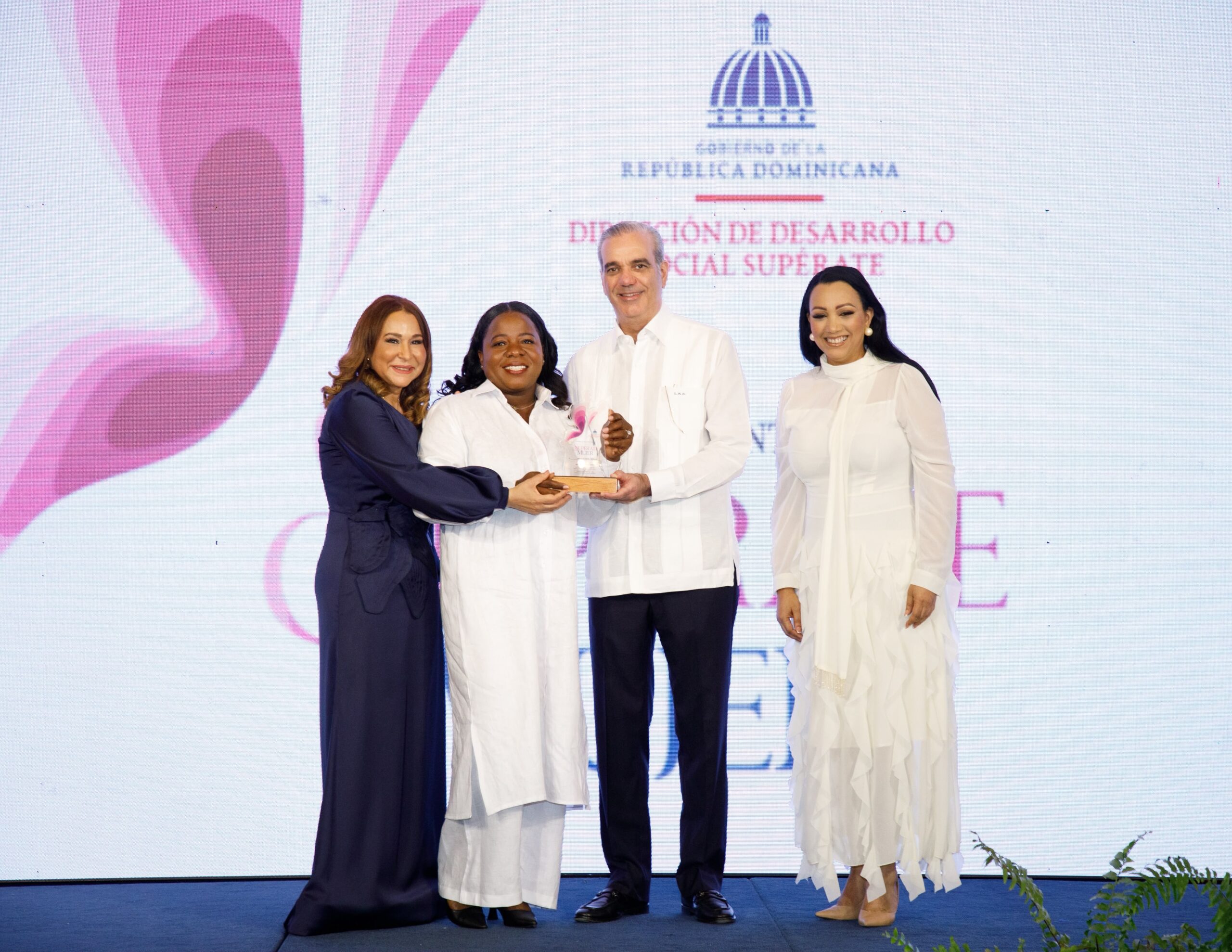 Presidente Abinader encabeza sexta edición del premio Supérate Mujer; reconocen a 35 mujeres SUPEREmprendedoras