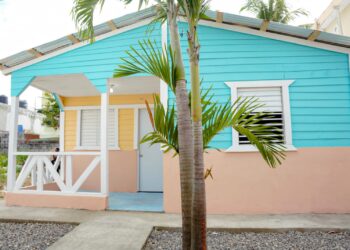 Propeep entrega casa nueva y equipada a hombre que vivía de forma precarias en El Tamarindo II de SDE