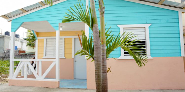 Propeep entrega casa nueva y equipada a hombre que vivía de forma precarias en El Tamarindo II de SDE