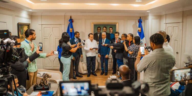 Ministro Paliza deposita en el Senado anteproyecto de nueva Ley de Alianzas Público-Privadas