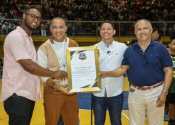Chimbala y Martínez Brito son reconocidos en histórica inauguración del primer Torneo de Baloncesto Superior de Peravia