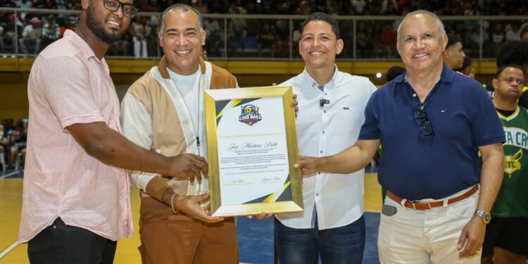 Chimbala y Martínez Brito son reconocidos en histórica inauguración del primer Torneo de Baloncesto Superior de Peravia