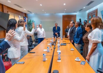 Los ministros Paliza y Magín Díaz juramentan Comisión de Veeduría Ciudadana de DO Sostenible