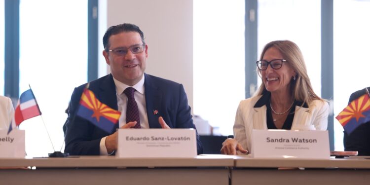 Ministro Yayo Sanz Lovatón firma alianza con Arizona para impulsar la industria de semiconductores