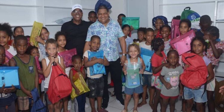 Yuli Norberto entrega kits y útiles escolares a niños de sectores vulnerables ante inicio de clases