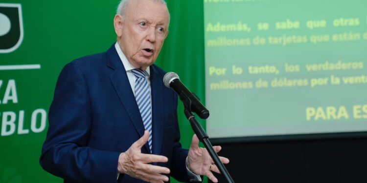 Rafael Alburquerque: “Endeudarse para comer no puede presentarse como una conquista”