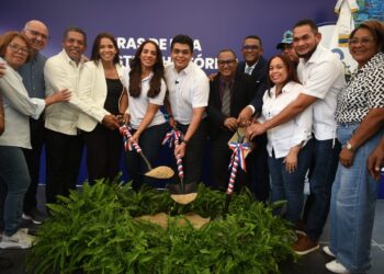 Fellito Suberví inicia el saneamiento de cañada en Los Guaricanos