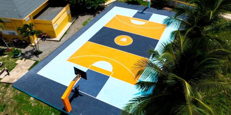 Propeep impulsa plan para acondicionar canchas de baloncesto y espacios deportivos en comunidades vulnerables