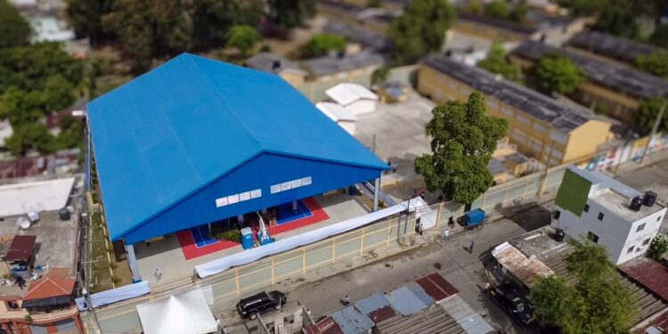 Presidente Abinader inaugura techado de centro educativo en Cambita en beneficio de 700 estudiantes y toda la municipalidad