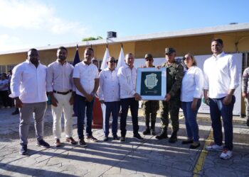 Durante Jornada Social en Cambita Garabitos entregan llave municipal al ministro de Defensa y lo declaran hijo adoptivo