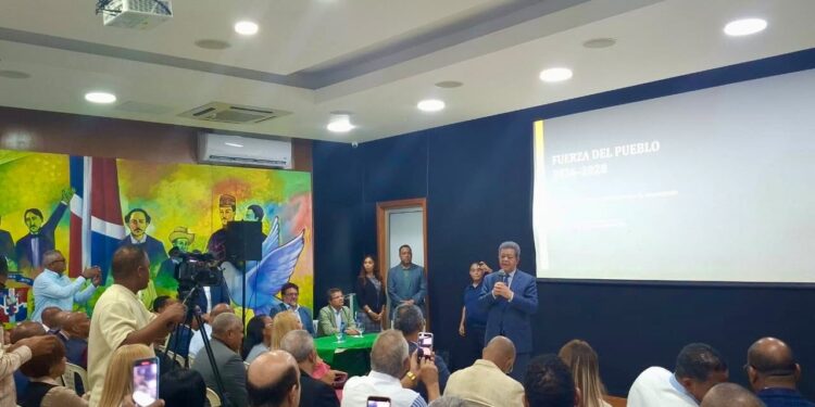 Leonel encabeza jornada de capacitación de la Fuerza del Pueblo y plantea convertir el partido en un “centro de aprendizaje permanente”