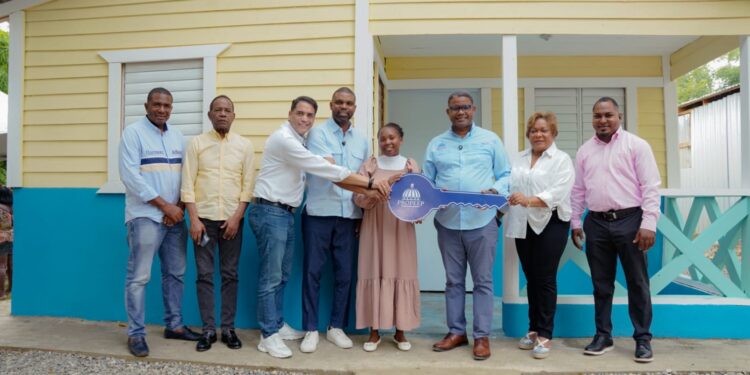 De las cenizas a un nuevo comienzo: Propeep construye casa y retorna esperanza a familia de Villa Mella