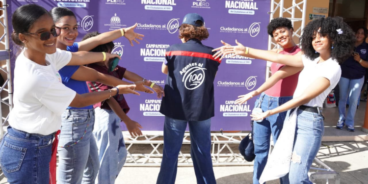 Más de 400 estudiantes fortalecen su liderazgo en campamento Ciudadanos al 100 del Ministerio de Educación