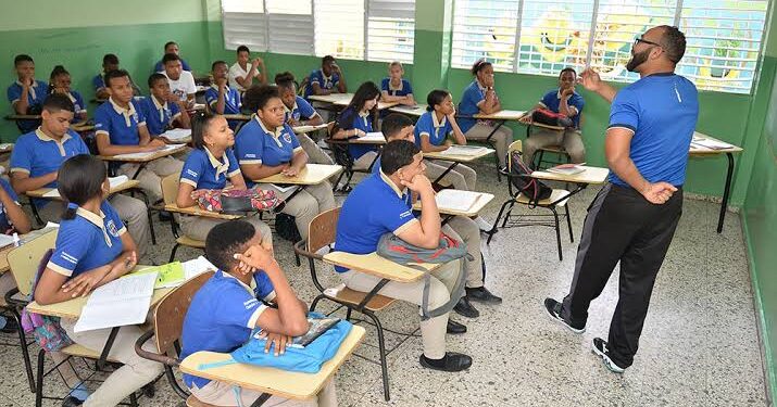 ADP reduce horas de clases en varios centros de Santo Domingo por reclamos