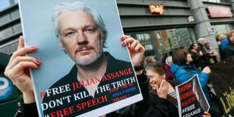 Una nueva campaña pedirá a Trump y Biden que indulten a Assange