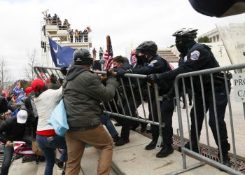 Tensión en Washington: el Senado de EEUU entró en receso debido a disturbios puertas del Capitolio