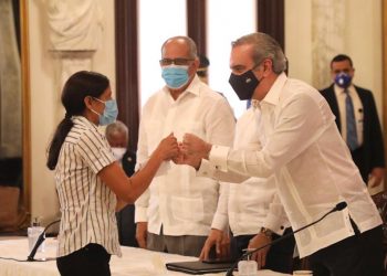 Gobierno entrega títulos de propiedad definitivos a dos mil 789 personas