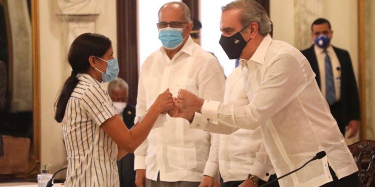 Gobierno entrega títulos de propiedad definitivos a dos mil 789 personas