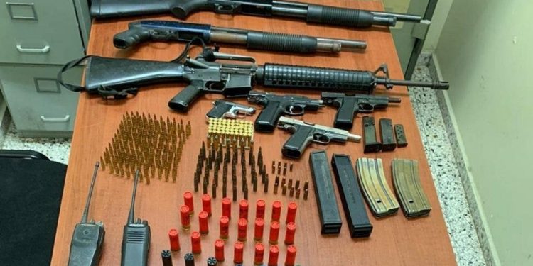 Seis armas de fuego ocupadas en oficina de Abel Martínez no tienen documentos