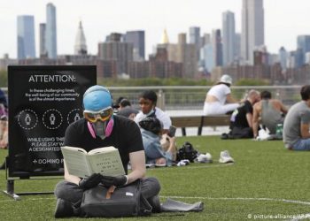 Estados Unidos se resisten a restricciones por pandemia