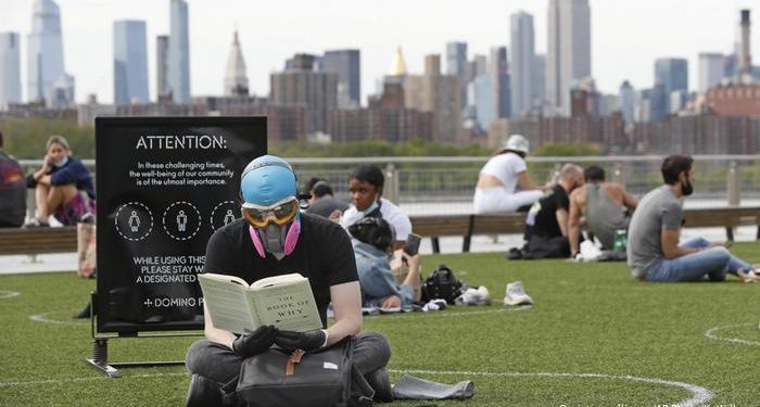 Estados Unidos se resisten a restricciones por pandemia