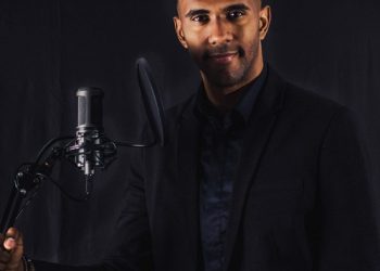 Dominicano pone voz en español audiolibro de Barack Obama