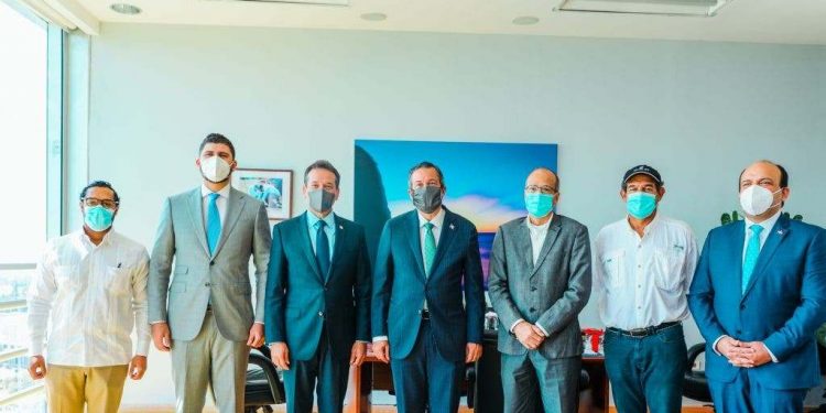 Autoridades acuerdan mejorar proceso de permisología para zonas francas y estaciones de combustibles