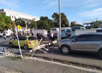 Camión derriba tendido eléctrico frente a Ministerio de Educación