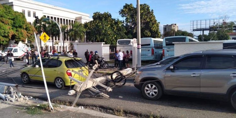 Camión derriba tendido eléctrico frente a Ministerio de Educación