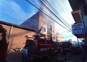 En desarrollo: Incendio de fábrica de papel en Villa Juana