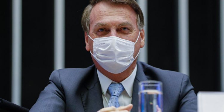 Bolsonaro se compromete con vacunación y pide ayuda para retomada económica