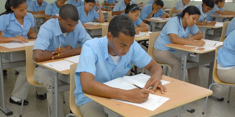 Educación y Salud Pública planea llevar los alumnos a las aulas