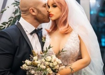 Fisicoculturista que se casó con muñeca inflable se divorcia tras infidelidad
