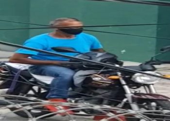 Hombre se masturba a plena luz del día en una vía publica de Santo Domingo