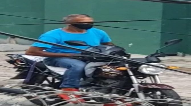 Hombre se masturba a plena luz del día en una vía publica de Santo Domingo