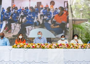 Barrick Pueblo Viejo entrega acreditaciones a segundo grupo de beneficiarios del Programa Crédito – Beca