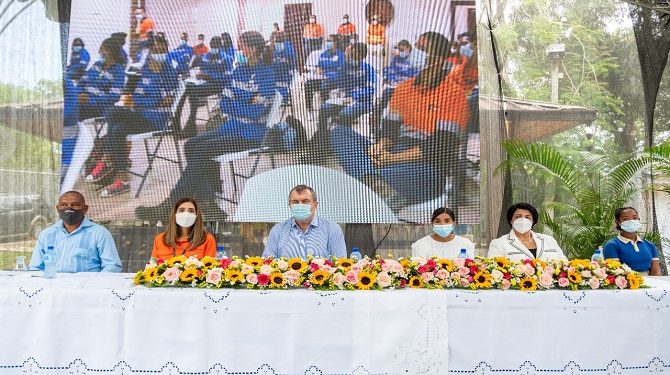 Barrick Pueblo Viejo entrega acreditaciones a segundo grupo de beneficiarios del Programa Crédito – Beca