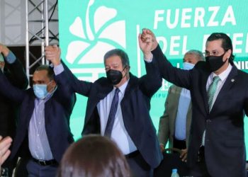 Leonel Fernández juramenta el diputado número 15 para la Fuerza del Pueblo