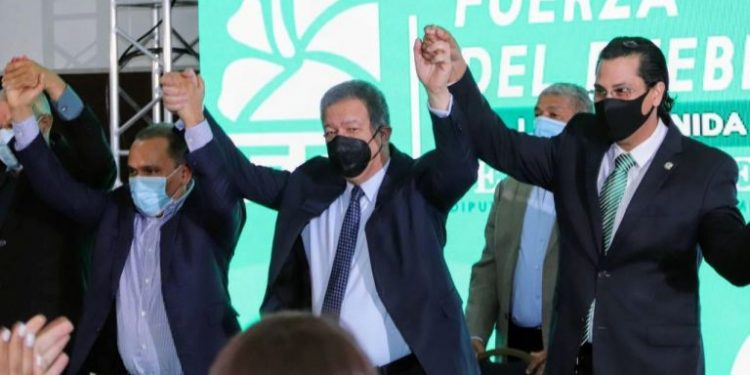 Leonel Fernández juramenta el diputado número 15 para la Fuerza del Pueblo