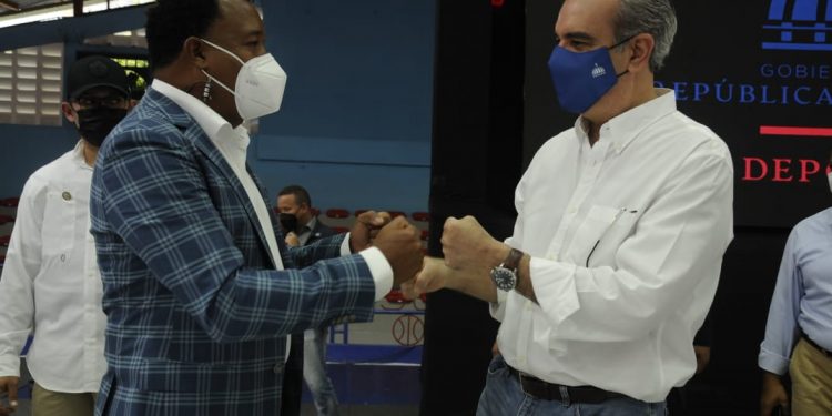 Presidente Luis Abinader designa a Pedro Martínez como asesor honorífico deportivo.