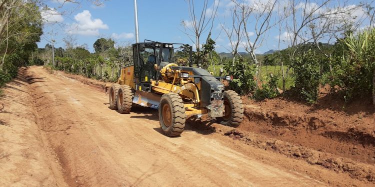 Continúan rehabilitación de caminos vecinales en Don Juan