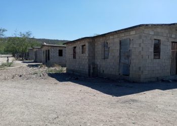 Proyecto de 70 viviendas completamente abandonado por los Gobiernos