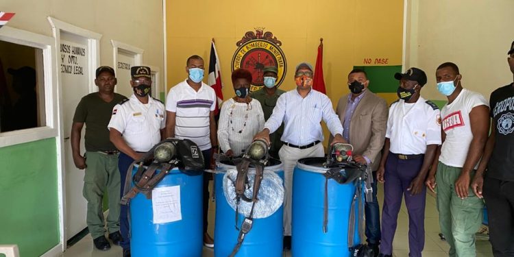 Realizan donación al Cuerpo de Bomberos de Monte Plata