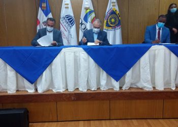 Alcalde de Bayaguana firma acuerdo con el MEPYD