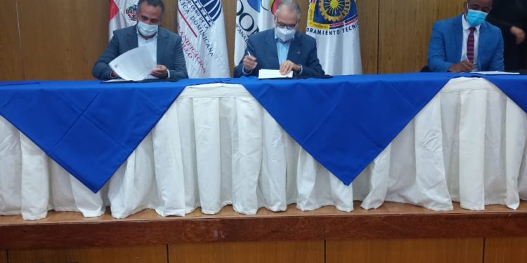 Alcalde de Bayaguana firma acuerdo con el MEPYD