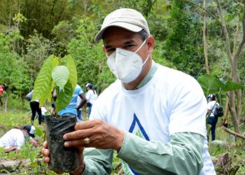 CAASD realiza jordana de reforestación en la obra de toma del acueducto Duey