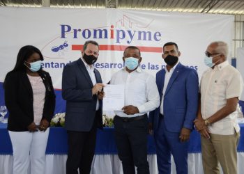 Promipyme entrega 22 millones de pesos en préstamos a comerciantes de Elías Piña