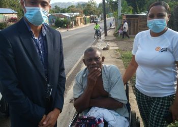 Supervisor del SNS asiste a hombre que solicita le amputen una pierna en Yamasá