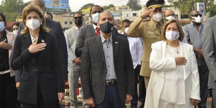Autoridades rinden tributo a héroes Batalla de Santiago