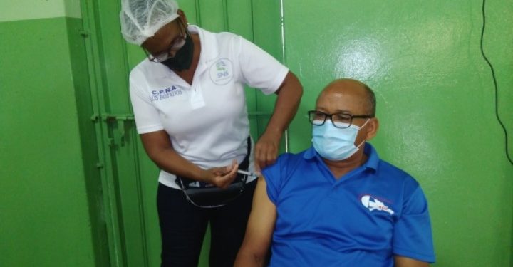 Inician proceso de vacunación a maestros en Yamasá